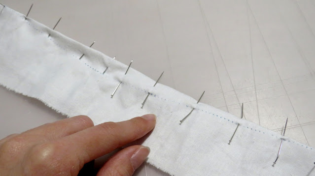 Colocación de alfileres por el lado opuesto al anterior para pasar a máquina