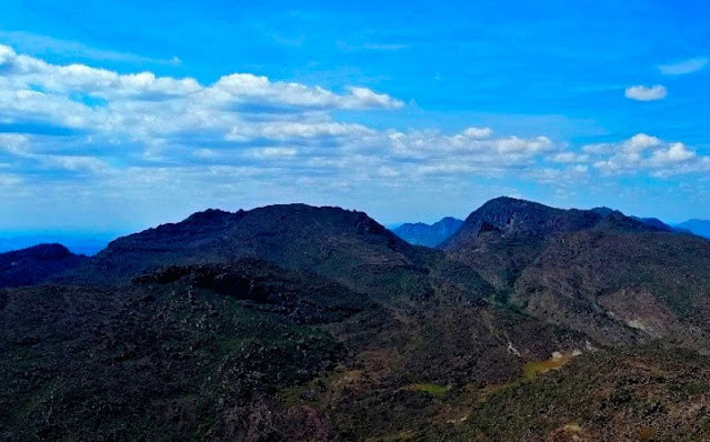 Pico do Bicho ao centro com o Barbado à direita. (Foto: Orlandinho Barros)