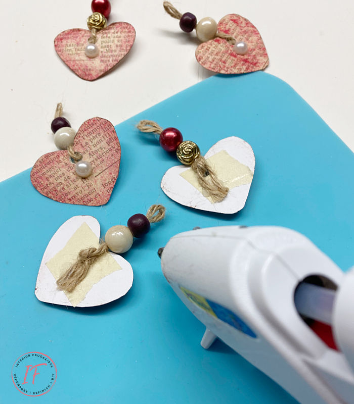 How to make a simple Victorian Vintage-style Valentine heart banner with newsprint scrapbook paper. A budget-friendly Valentine mantle garland craft.