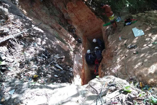 Idoso é resgatado após cair em buraco no fim de ribanceira na Bahia