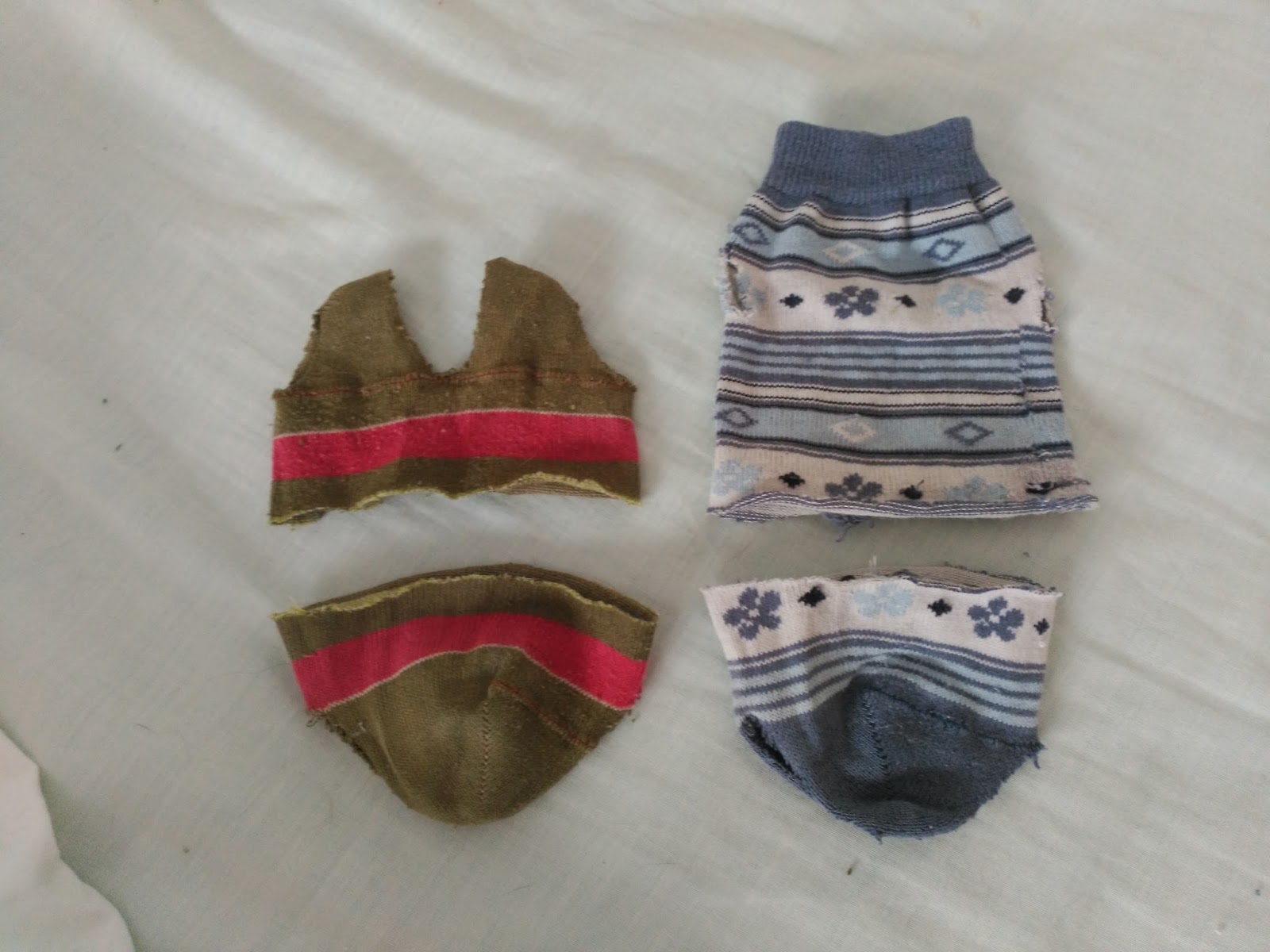 ropa para muñecas con medias