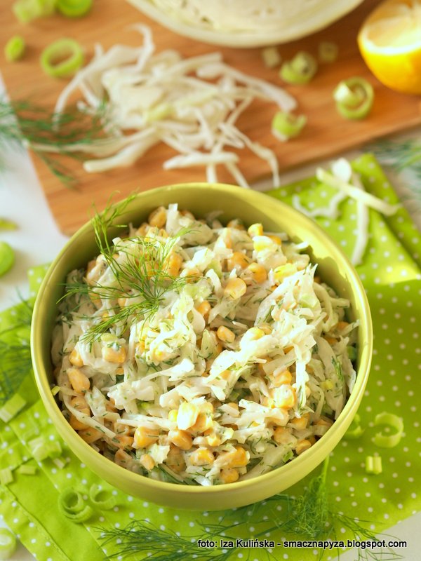 Surowka Z Bialej Kapusty Z Kukurydza Prazonym Slonecznikiem I Sosem Czosnkowym Doradcasmaku Pl