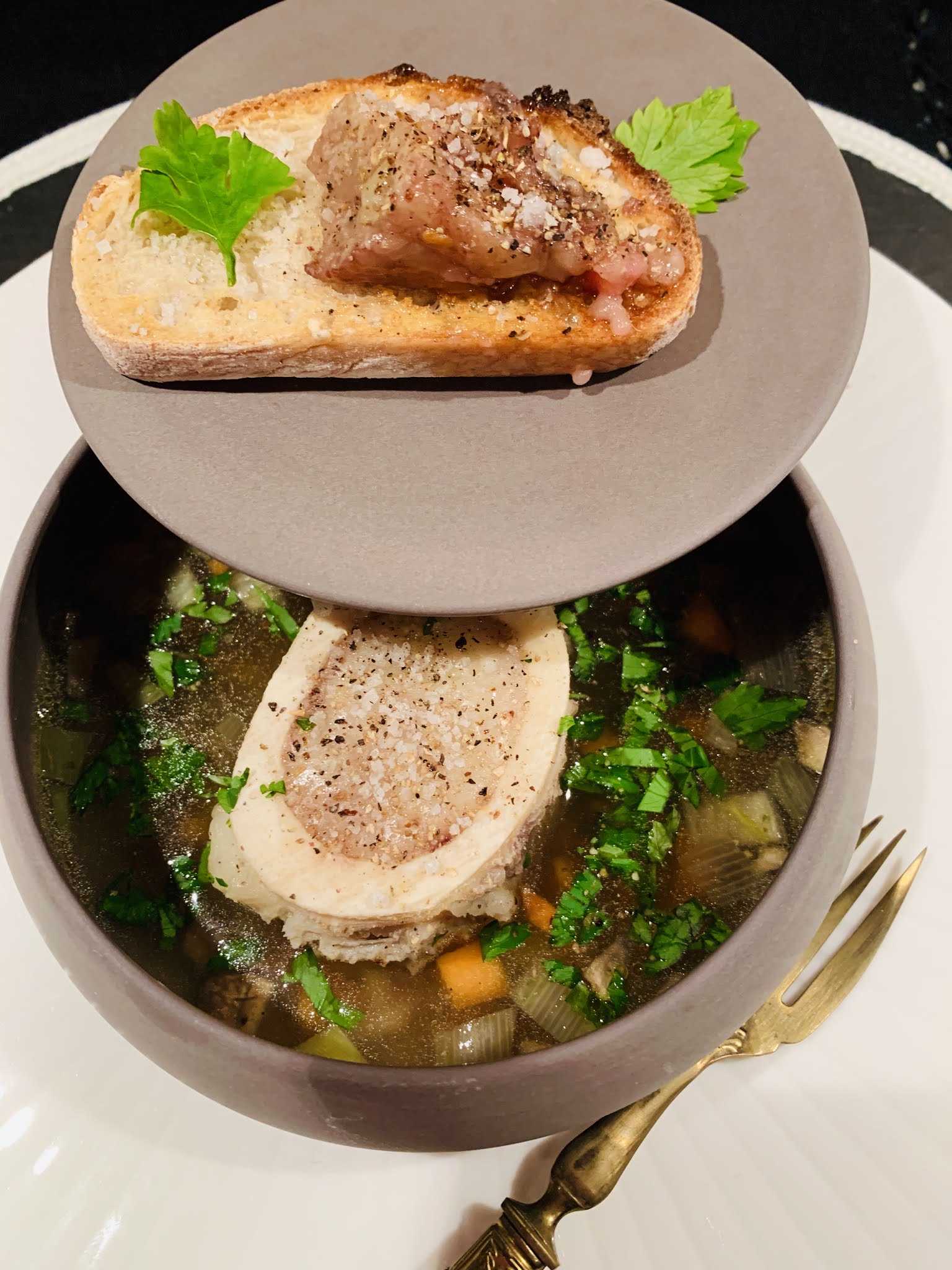 BOUILLON DE PETITS LÉGUMES À L’OS À MOELLE