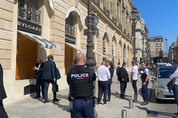 [VIDEO] Une bijouterie braquée place Vendôme à Paris : un policier renversé, un suspect blessé par balle, deux interpellés