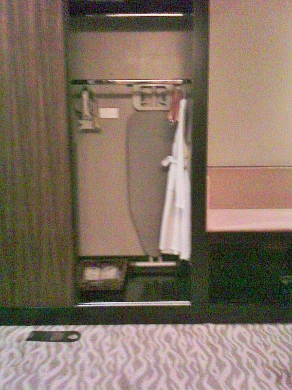 acacia hotel deluxe room closet