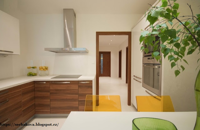 Перепланировка кухни, ванной комнаты и прихожей создала современную квартиру
