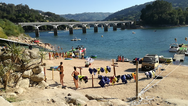 Albufeira da Caniçada na Praia de Alqueirão Albufeira da Caniçada na Praia de Alqueirão