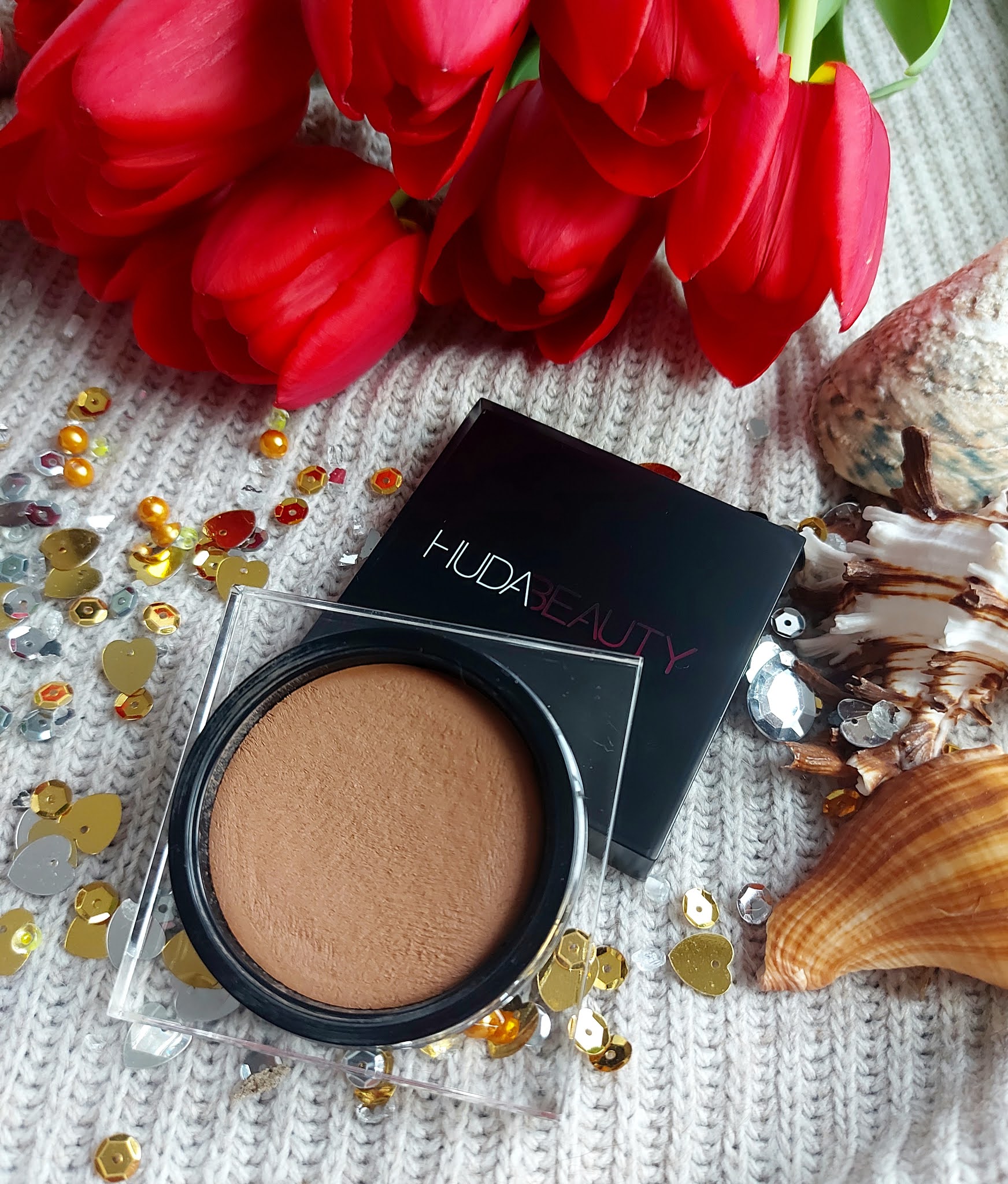 TANTOUR Contour & Bronze Cream, kremowy bronzer od Huda Beauty Aneta Lason Beauty Talks