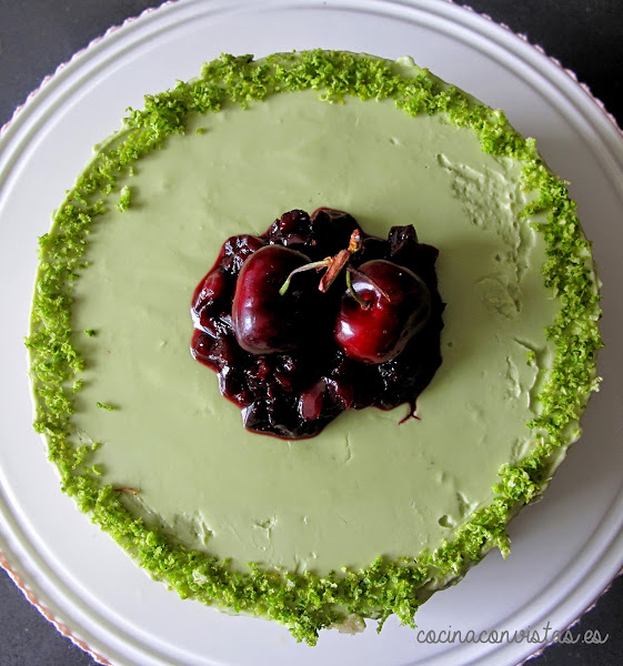 Tarta de Aguacate, lima y Queso con compota de Cerezas
