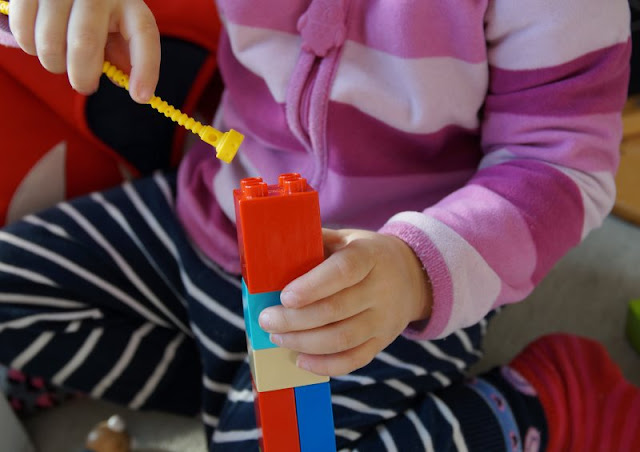 Abtauchen ins Reich des Spielens: Ein Plädoyer für mehr Quality Time in der Familie (+ Verlosung). Auf Küstenkidsunterwegs erzähle ich Euch, wie wir es schaffen, Handy, Abwasch und Haushalt auch mal links liegen zu lassen, um wertvolle Eltern-Kind-Zeit beim gemeinsamen Spielen zu verbringen. Denn das tut so gut!