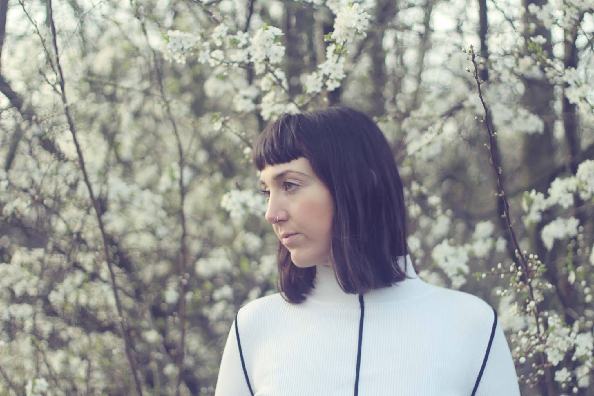 Grace Gillespie de volta, com a sua delicadeza em "All The Yellow