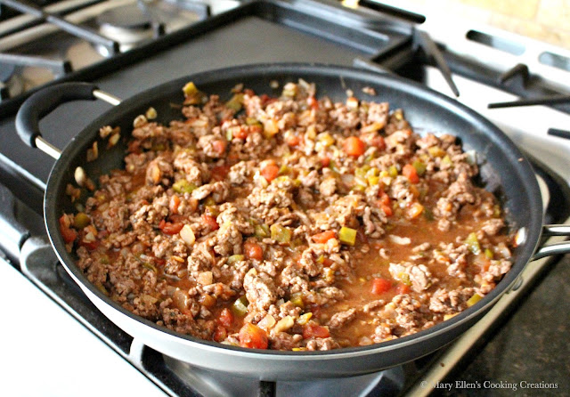 Oven Baked Beef and Bean Burritos for a weeknight or celebration. Great dinner for Cinco de Mayo! Ground beef, beans, salsa, and toppings in crispy, oven-baked burritos. 