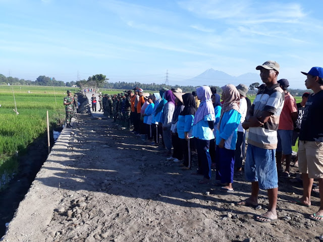 Warga Jimbung Antusias Terima TNI Yang Sedang Ber –TMMD