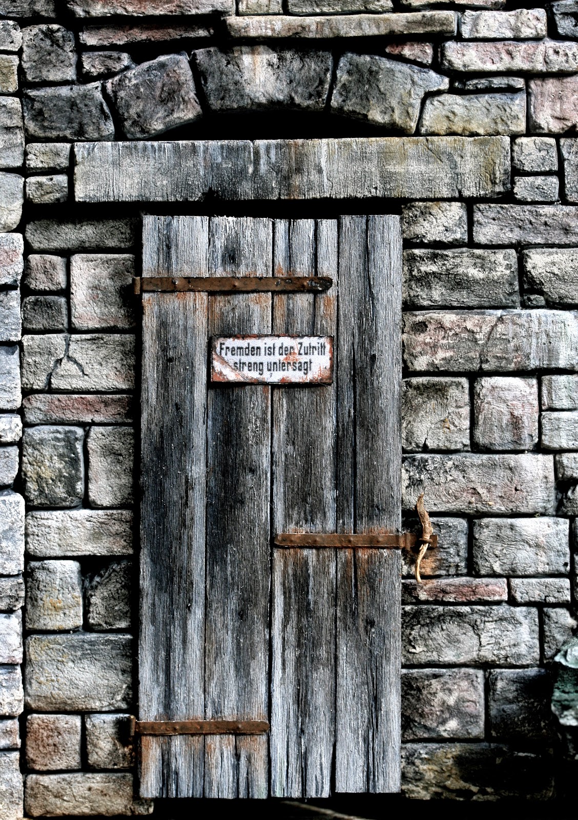 Vom Leben von Marcel Ackle gebaut Türe in Sandsteinmauer