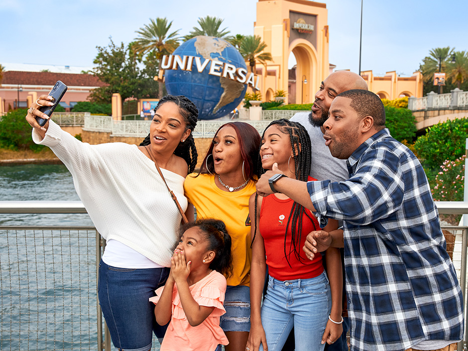 NickALive! Kenan Thompson Returns to Universal Studios, Where He
