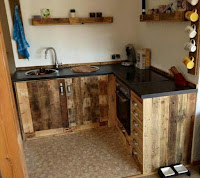 Muebles de cocina hechos de palets de madera reciclados