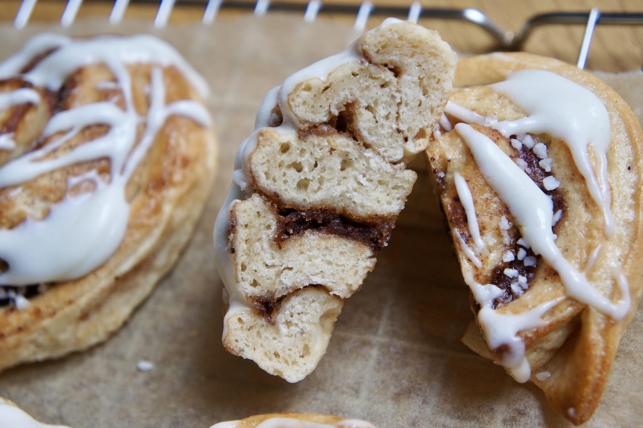 REZEPT FrischkäseFrosting (glutenfrei + vegan) mit Fria Zimtschnecken