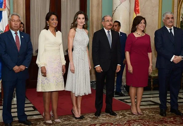 Queen Letizia wore CAROLINA HERRERA Silk dress. Queen Letizia at a lunch, hosted by President Danilo Medina and Lady Cándida Montilla