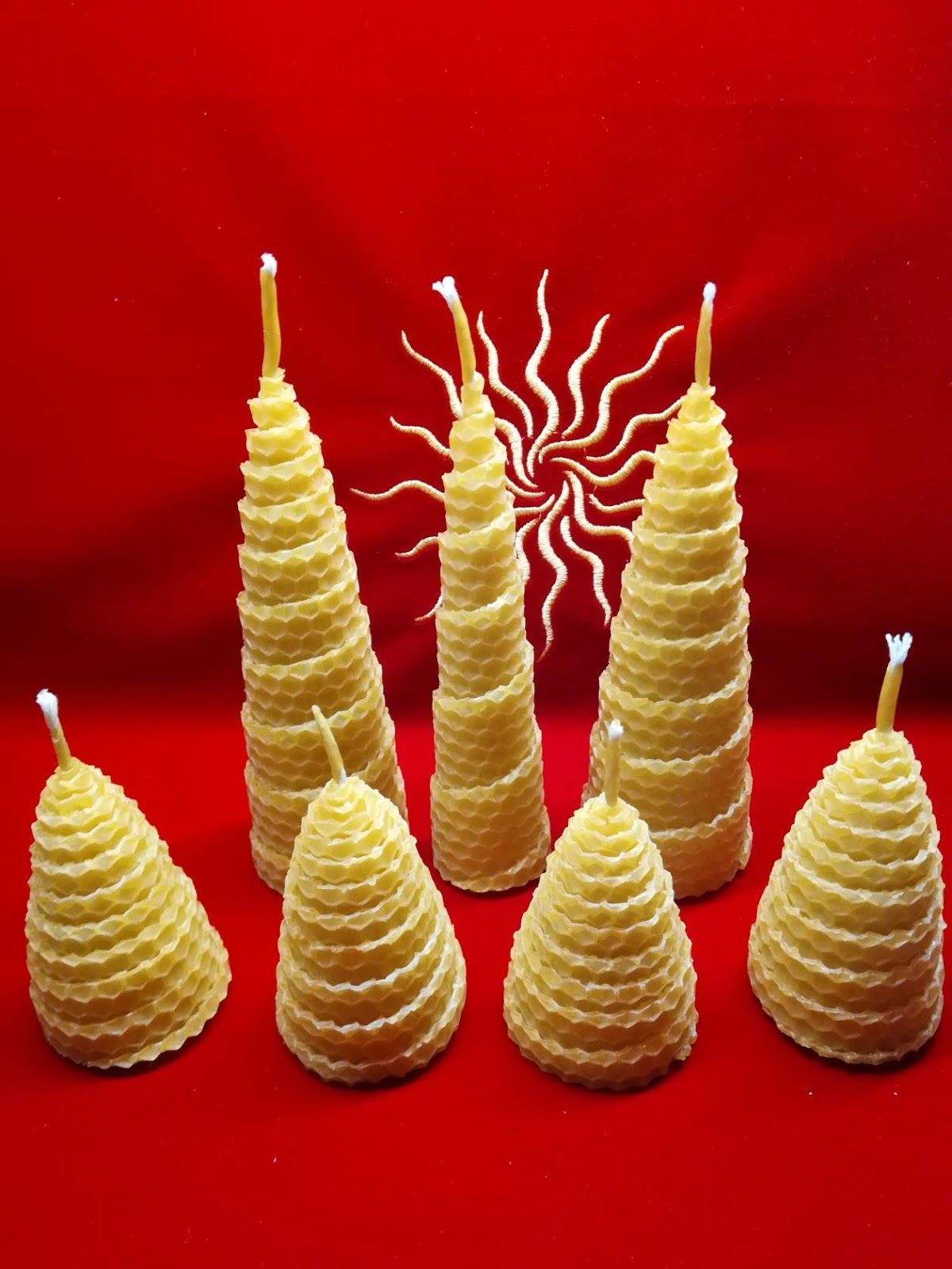 свечи из вощины. свечи в виде елки из вощины. новогодние свечи из вощины. квадратные свечи из вощины. свечи вощина елочка.