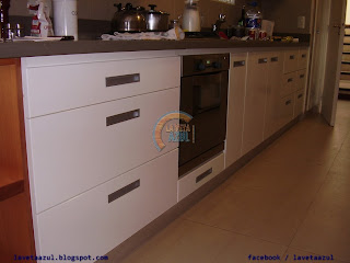 La Veta Azul: Mueble de Cocina Laqueado en Blanco Brillante