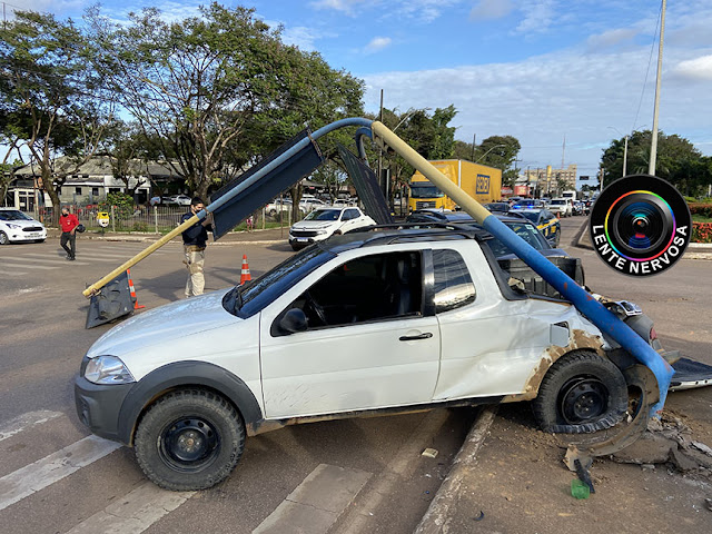 Semáforo é derrubado por veículo em grave acidente na Avenida Jorge Teixeira - FOTOS E VÍDEO