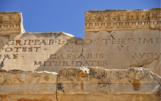 Έφεσσος (Έφεσος) ,επιγραφή σε μετόπη που αναφέρει το όνομα Μιθριδάτης Επιγραφή στην πύλη της νότιας Αγοράς της Εφέσου, γνωστή ως « πύλη του Μιθριδάτη », επί ημερών αυτοκράτορα Αυγούστου.