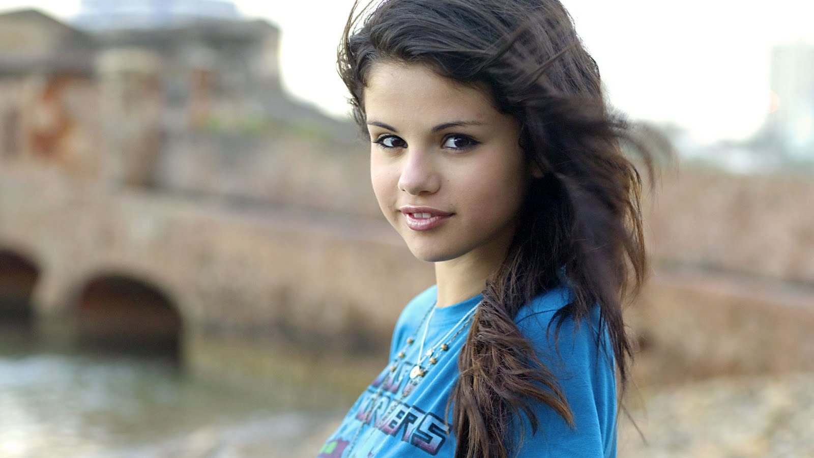 http://1.bp.blogspot.com/-0U9bHvPwrbs/T_54UPRorPI/AAAAAAAAJxs/x3XMT1EMuX8/s1600/New-HD-Selena-Gomez-Wallpapers.jpg