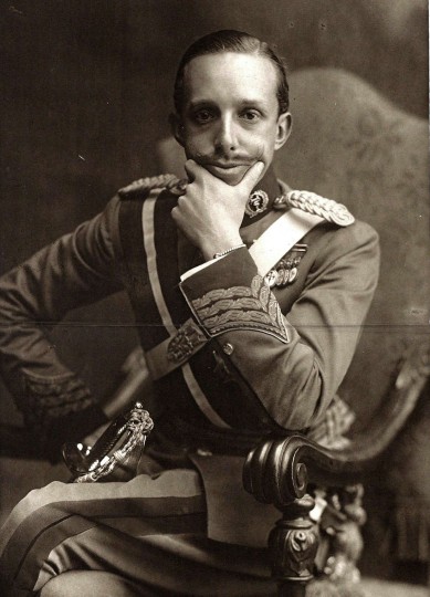 Alfonso XIII, rey emérito en el más allá: “Mis películas porno contaban historias que importaban”