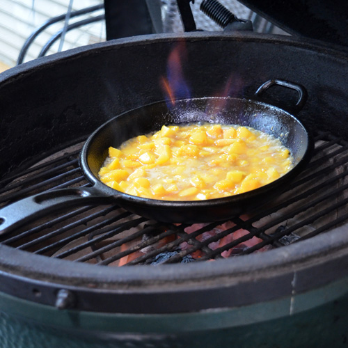 Melocotón flambeado en Big Green Egg