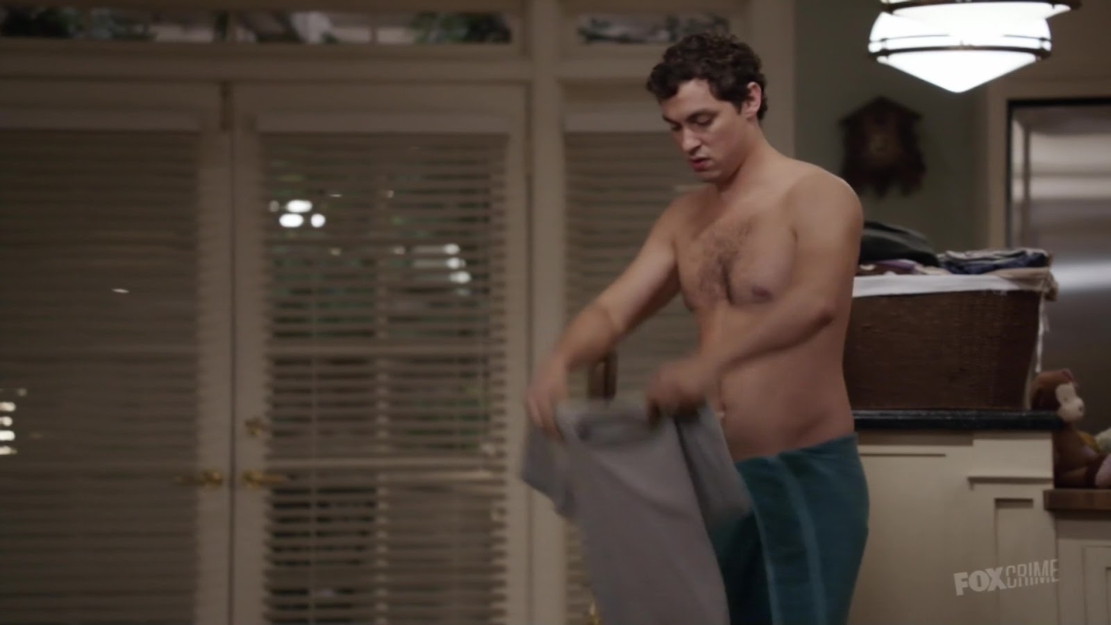 John Francis Daley shirtless in Bones 8-05 "The Method in the Madness&...