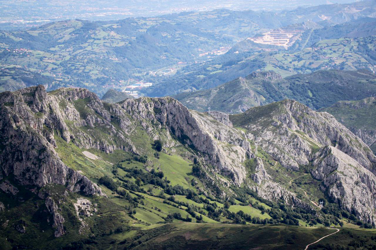 La subida al Monsacro (a la derecha de la fotografía) desde la cuesta