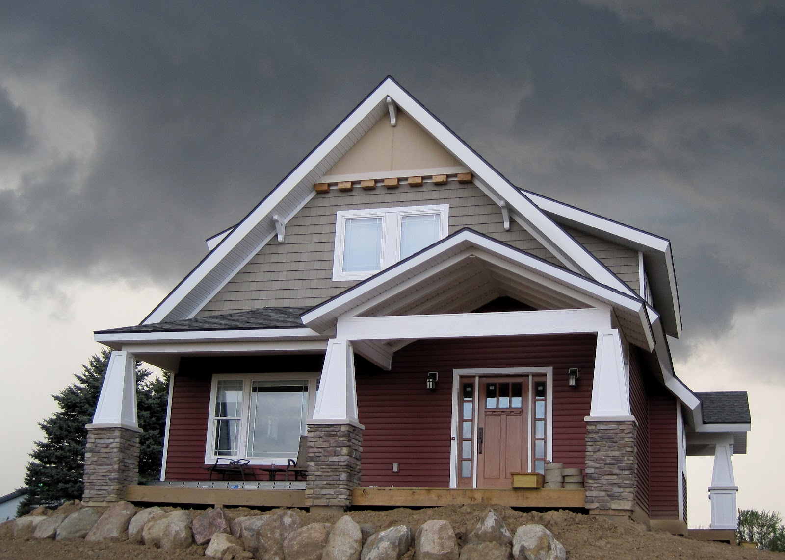 dark+cloudy+skies+over+the+house