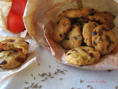 Cookies con pimientos, queso de bola y cominos