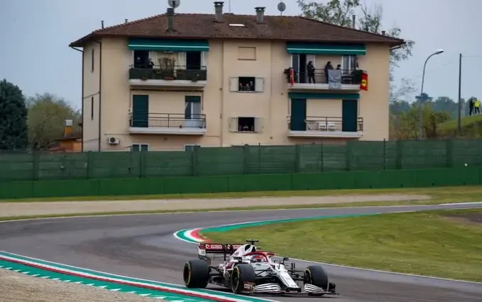 Kimi Raikkonen con l'Alfa Romeo a Imola