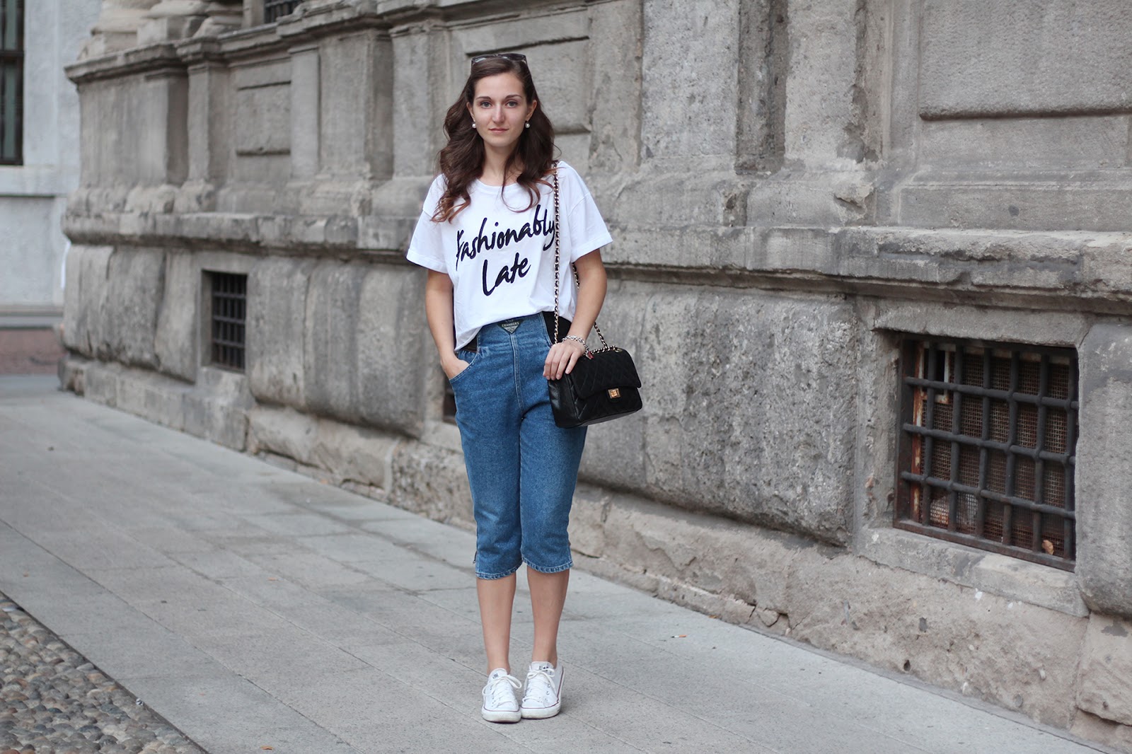 outfit comodo e alla moda in denim, converse, t-shirt bianca e tracolla Chanel 2.55