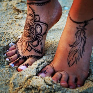 tato tribal banyak di letakkan di kaki karena mudah untuk di lihat