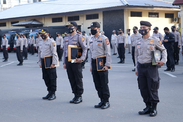 Palembang - majalahglobal.com: Apel Pagi Polda Sumsel Senin,(10/08) Pukul 07.00 Wib dilanjutkan dengan Pemberian Penghargaan Kapolda Sumsel Kepada Anggota Yang Berprestasi sekaligus Pemberian Hadiah kepada Personil yang BerUlang Tahun pada bulan agustus dilapangan Mapolda Sumsel.  Kegiatan Apel Pagi ini juga di hadiri oleh Para Pejabat Utama Polda Sumsel serta perwakilan anggota satker yang mengikuti dan menyaksikan kegiatan pemberian penghargaan tersebut.  Kapolda Sumsel Irjen Pol Prof. Dr. Eko Indra Heri S., MM memberikan penghargaan kepada 65 Personil Satker/Satwil yang berprestasi dan menjadi teladan di jajaran Polda Sumsel TA. 2020 diantaranya:  - Prestasi dalam keterlibatan penanganan antisipasi dampak wabah covid-19: 1.  AKBP dr. Wahono Edhi Prastowo, Sp.PD, Finasim Jabatan Karumkit Bhayangkara Palembang 2. Pengtu Hepy Santhyka, A.Md, AK Jabatan Ka Instalasi Laboratorium Rumkit Bhayangkara Palembang 3. Pendatu Pilyani, S.Kep, Ners Jabatan Kauryanwat Subbidyan Meddokpol Rumkit Bhayangkara Palembang 4. Penda Hariyani, A.Md.Kep Jabatan Karu ICU Rumkit Bhayangkara Palembang 5. Pendatu Santi Marliana, S.Kep Jabatan Perawat Pelaksana Rumkit Bhayangkara Palembang 6. dr. Harun Hudari, Sp.PD, K-PTI, Finasim Jabatan Dokter Penyakit Dalam Rumkit Bhayangkara Palembang 7. Dwi Oktarina, A.Md.AK, SKM Jabatan Analis Pelaksana Rumkit Bhayangkara Palembang 8. Neti Herawati, A.Md,AK Jabatan Analis Pelaksana Rumkit Bhayangkara Palembang 9. Efriyani,A.Md,AK Jabatan Analis Pelaksana Rumkit Bhayangkara Palembang 10. Abdul Rokhim, S.Kep, Ners Jabatan Perawat Pelaksana Rumkit Bhayangkara Palembang 11. Anton Saputra, S.Kep, Ners Jabatan Perawat Pelaksana Rumkit Bhayangkara Palembang 12. Lidya Riza Pertiwi, S.Kep, Ners Jabatan Brigadir Perawat Pelaksana Rumkit Bhayangkara Palembang 13. Kurniati Asyuro, S.Kep, Ners Jabatan Perawat Pelaksana Rumkit Bhayangkara Palembang 14. Zurni Ghosiah, A.Md,Kep Jabatan Perawat Pelaksana Rumkit Bhayangkara Palembang 15. Ayu Hafizoh, A.Md,Kep Jabatan Perawat Pelaksana Rumkit Bhayangkara Palembang  - Sebagai Koordinator Operator Terbaik Tingkat Nasional Dalam Proses Input Data Kenaikan Pangkat Periode 1 Juli 2020: 1. Kombes Pol Irvan Prawira Satyaputra, SIK, MSi Jabatan Karo SDM Polda Sumsel 2. AKBP Ariefaldi Warganegara, SH, SIK, MH Jabatan Kabagbinkae RO SDM Polda Sumsel 3. AKP Arif Mansyur Supartono, SH, SIK, MH Jabatan Kasubbagpangkat Bagbinkar RO SDM Polda Sumsel 4. Briptu Andre Amza Jabatan Banum Subbagpangkat Bagbinkar RO SDM Polda Sumsel 5. Pengtu Supartono Jabatan Banum Subbagpangkat Bagbinkar RO SDM Polda Sumsel  - Atas Dedikasi Yang Tinggi Memberikan Bantuan Hukum Gugatan Pra Peradilan Nomor: 13/PIF.PRA/2020PN/PLG Dengan Termohon Dir Reskrimum di PN Palemhang: 1. AKBP Parlindungan Lubis, SH, MM Jabatan Advokat Madya Bidkum Polda Sumsel 2. Kompol Asep Durahman, SH Jabatan Advokat Madya Bidkum Polda Sumsel 3. AKP Muhammad Ihsan, S.S, SH, MH Jabatan Paur Sunkum Bidkum Polda Sumsel 4. Pembina Ahmad Yani, SH Jabatan Kaur Banhatkum Bidkum Polda Sumsel 5. Penata Tk.I Rasyid Ibrahim, SH Jabatan Advokat Muda Bidkum Polda Sumsel  - Atas Responsif yang tinggi dalam menangani TKP Laka Lantas dalam waktu 17 menit dengan cara memberikan pertolongan kepada korban serta mengamankan BB ke Mako sehingga arus lalu lintas di TKP kembali lancar: 1. Aipda Soni Kurniawan Jabatan Brigadir Satlantas Polres Banyuasin Polda Sumsel 2. Bripka Haryadi Jabatan Brigadir Satlantas Polres Banyuasin Polda Sumsel  - Sebagai alumni peserta Mang Pedeka Jero Gelombang II berhasil membantu penangkapan DPO Narkoba An. Brapindo: 1. Bripka Dody Lesmana Jabatan Brigadir Satsamapta Polres PALI Polda Sumsel 2. Briptu David Jabatan Brigadir Satsamapta Polres PALI Polda Sumsel  Selain memberikan penghargaan kepada anggota satker/satwil yg berprestasi Kapolda juga memberikan hadiah dan ucapan kepada personil yg berulang tahun pada bulan Agustus.  Kapolda menyampaikan pemberian penghargaan ini dalam rangka meningkatkan motivasi dan kinerja anggota dalam melayani masyarakat maka perlu adanya Reward atas prestasi kerja anggota tersebut. Kita juga wajib bersyukur dan saling membantu satu sama lain apalagi dalam pelaksanaan tugas kita sebagai Pelindung, Pengayom dan Pelayanan Masyarakat, penghargaan jangan diharapkan tetapi biarlah pimpinan yang akan menilai dan memberikan penghargaan itu sendiri atas prestasi dan loyalitas yang kita berikan untuk institusi atau satuan kerja kita. Bekerja lah dengan ikhlas karena semuanya akan dipertanggungjawbkan pada Tuhan mu bukan pada Pimpinan, imbuhnya.(Tri Sutrisno)