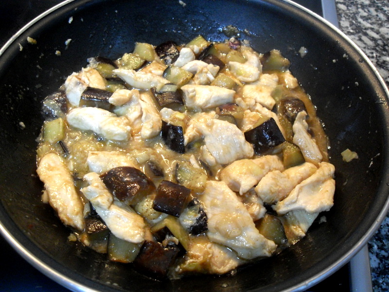 Cocinando el pollo con berenjena.