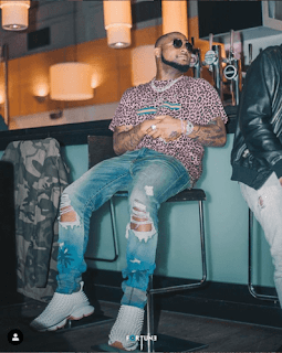 Davido Gifts Fan Who Photoshopped His Photo With Wizkid With 1 Million Naira