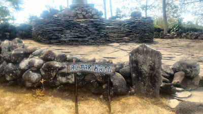 Altar batu di Situs Purbakala Cipari Altar batu di Situs Purbakala Cipari