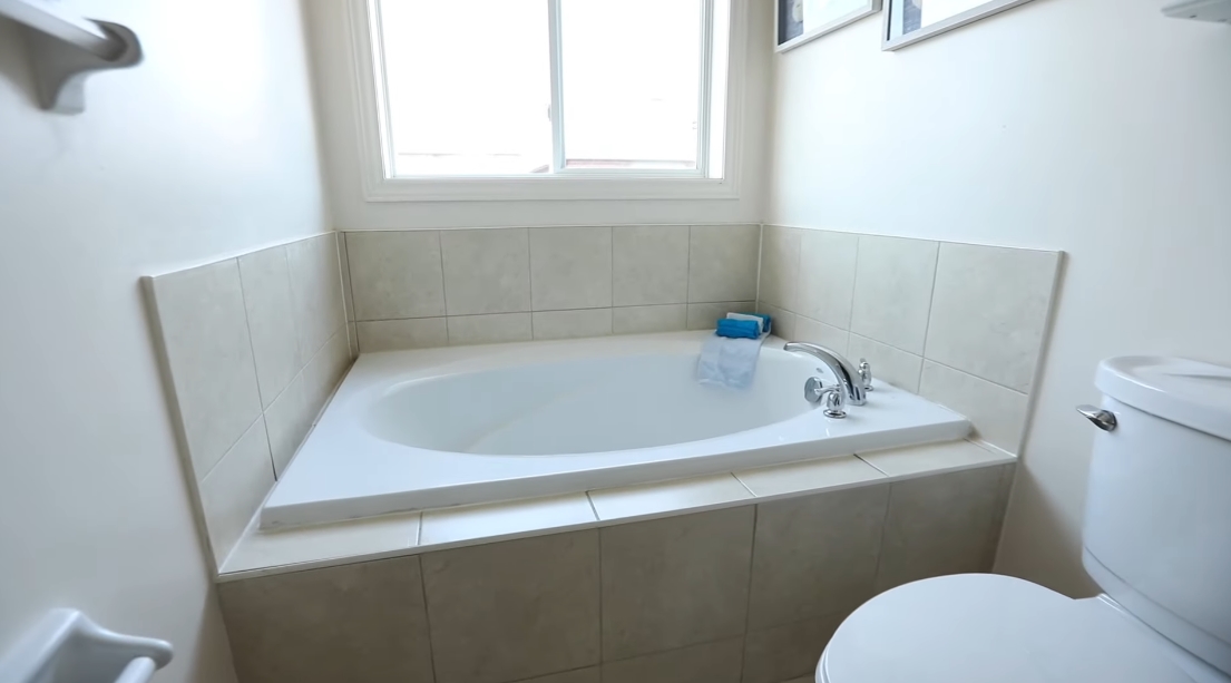 11 Photos vs. 75 Vessel Crescent, Toronto Townhouse Interior Design Tour