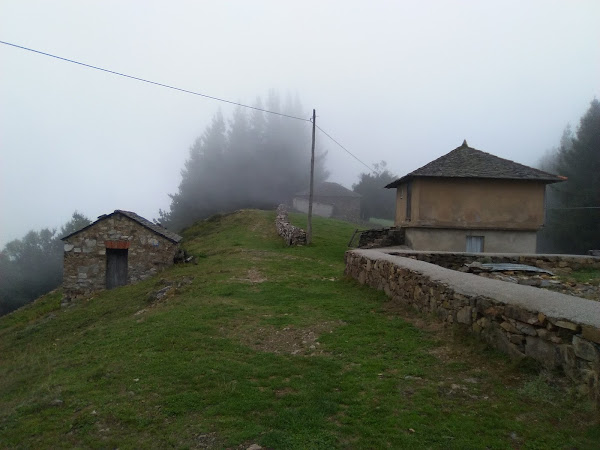 Foto de la aldea de Montefurado en la niebla. Camino Primitivo