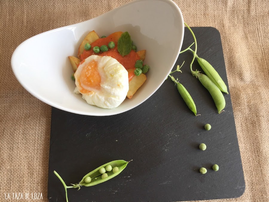 huevo-poché-con-patatas-fritas-tomate-casero