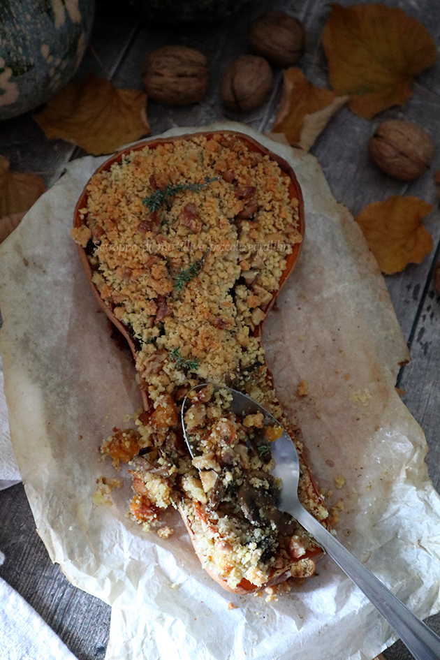 Zucca ripiena con funghi e noci ricoperta di crumble