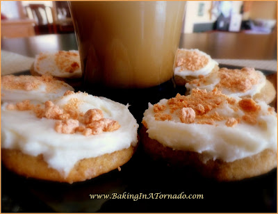 Butterscotch Rum Frosted Cookies: Both alcohol and alcohol free options for this delicious flavorful cookie | Recipe developed by www.BakingInATornado.com | #recipe #cookies