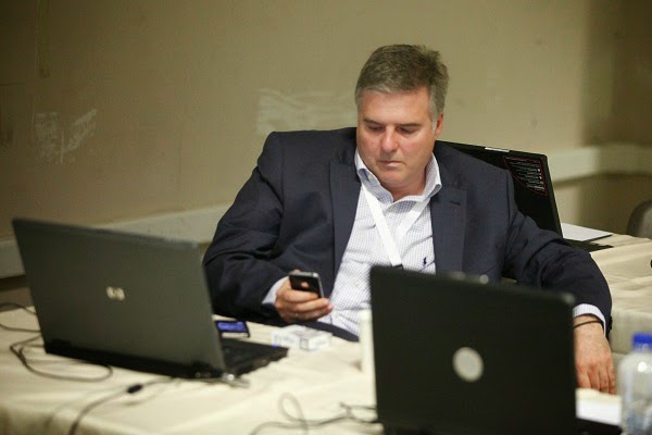 Πόσο γελοίοι πια; (pic)