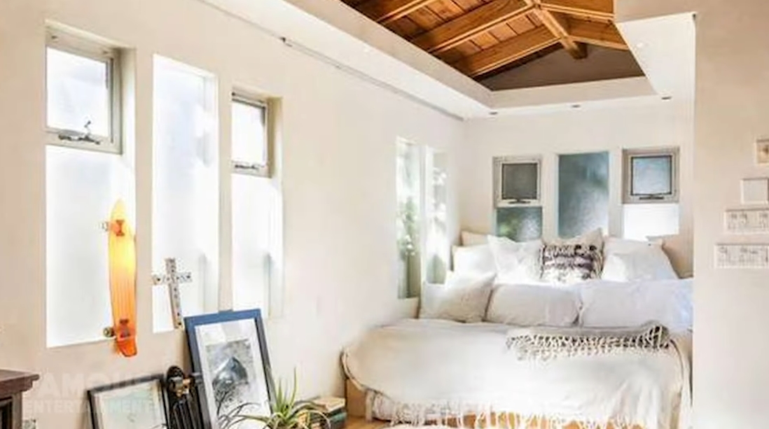 27 Interior Design Photos vs. Margot Robbie's CA Homes In Venice Beach & Hancock Park