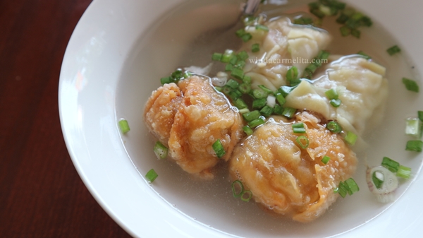 bakso babi, bakso halal, bakso di malang, rekomendasi bakso di malang, bakso gondhol, bakso gundul, bakso gondol, kuliner di malang, kuliner bakso di malang, kuliner murah di malang, cara membuat bakso babi, daging babi, membedakan bakso babi, bakso sapi, siomay, siomay goreng, bakso goreng, chinese food