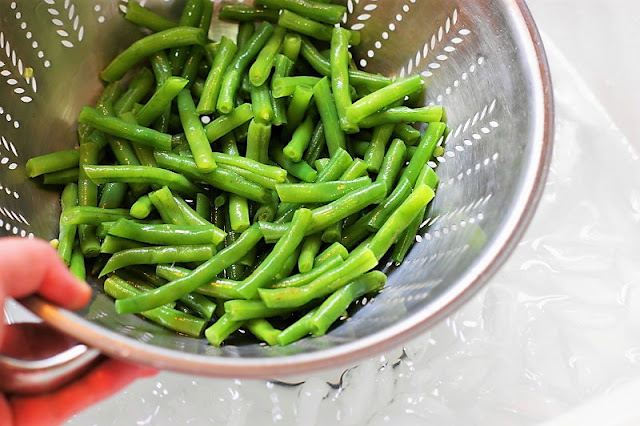 Blanching fresh green beans image