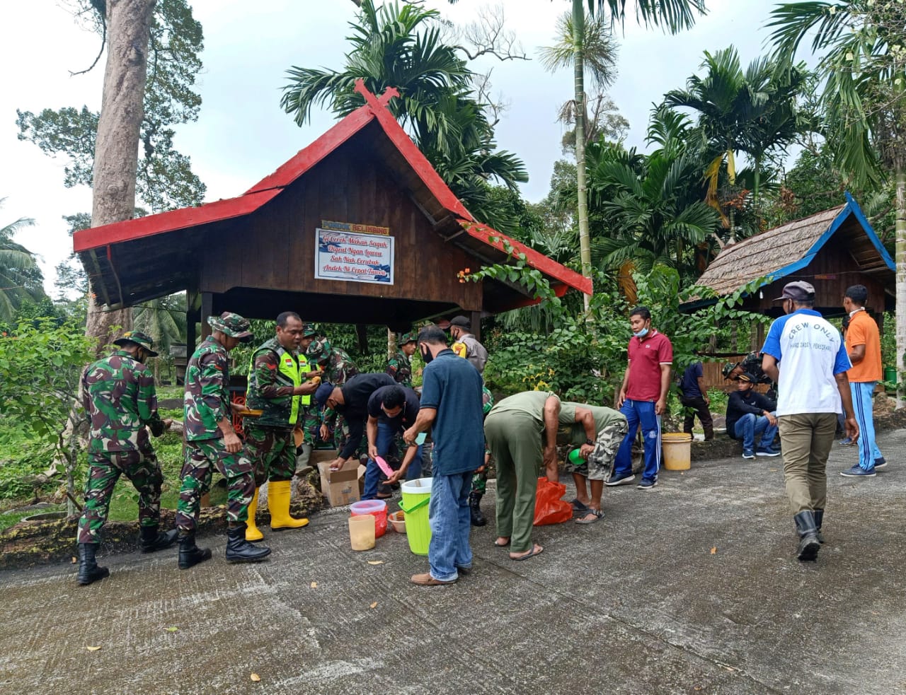 Danramil 01/Ranai Bersama babinsa se Kecamatan Bunguran Timur Goro di Objek Wisata Air Terjun Gunung Air Hiu Danramil 01/Ranai Bersama babinsa se Kecamatan Bunguran Timur Goro di Objek Wisata Air Terjun Gunung Air Hiu